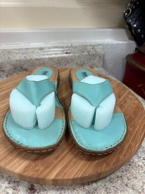 Born women’s 8 turquoise flat slip on thong sandals